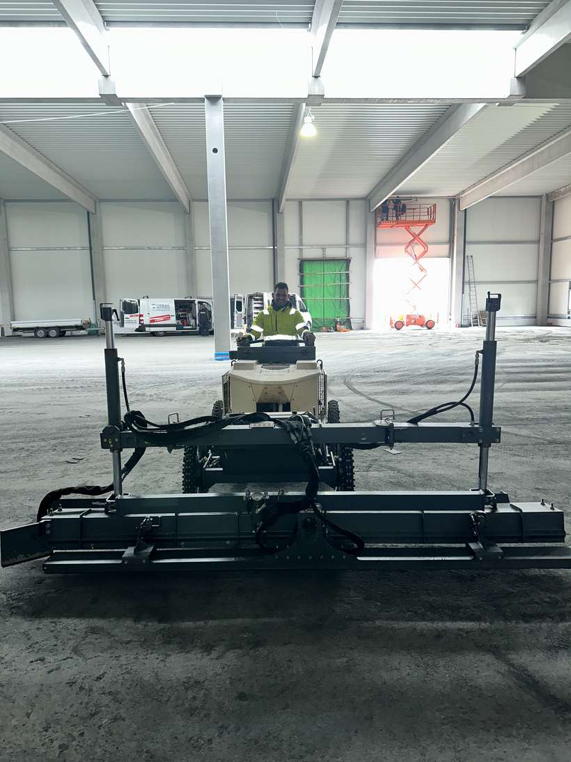 Laser-Screed-Maschine beim großflächigen, lasergesteuerten Betoneinbau