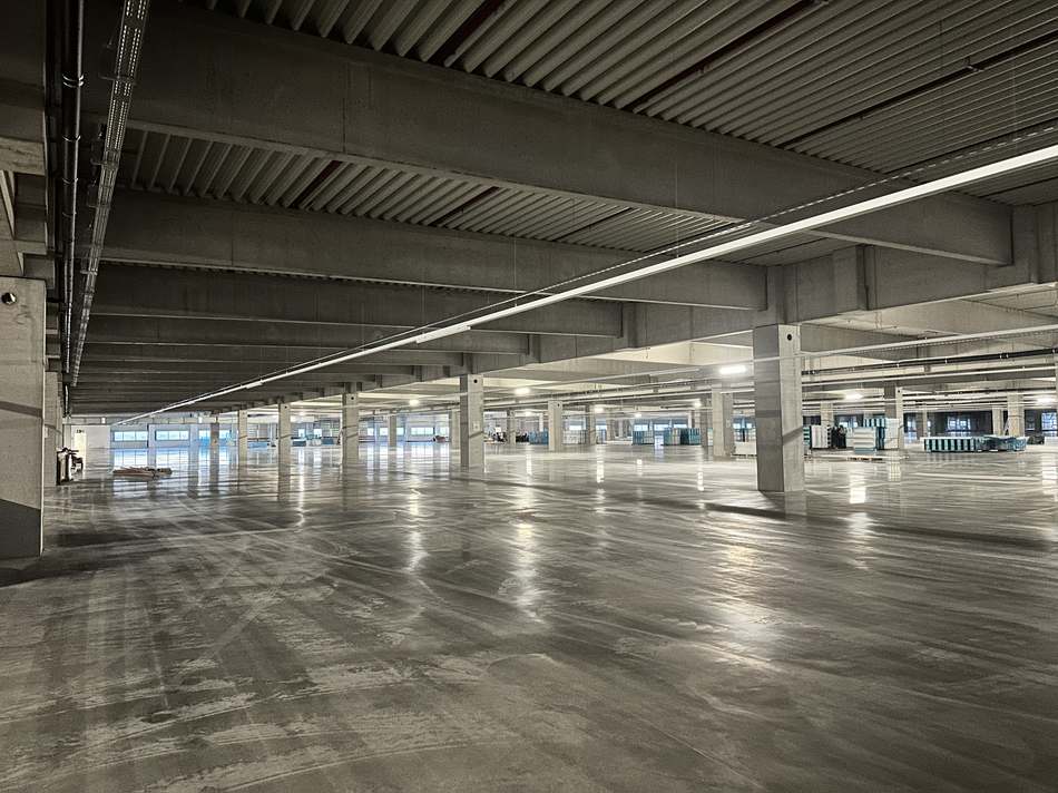 Großflächige, fertiggestellte Industriebodenplatte in einer Halle
