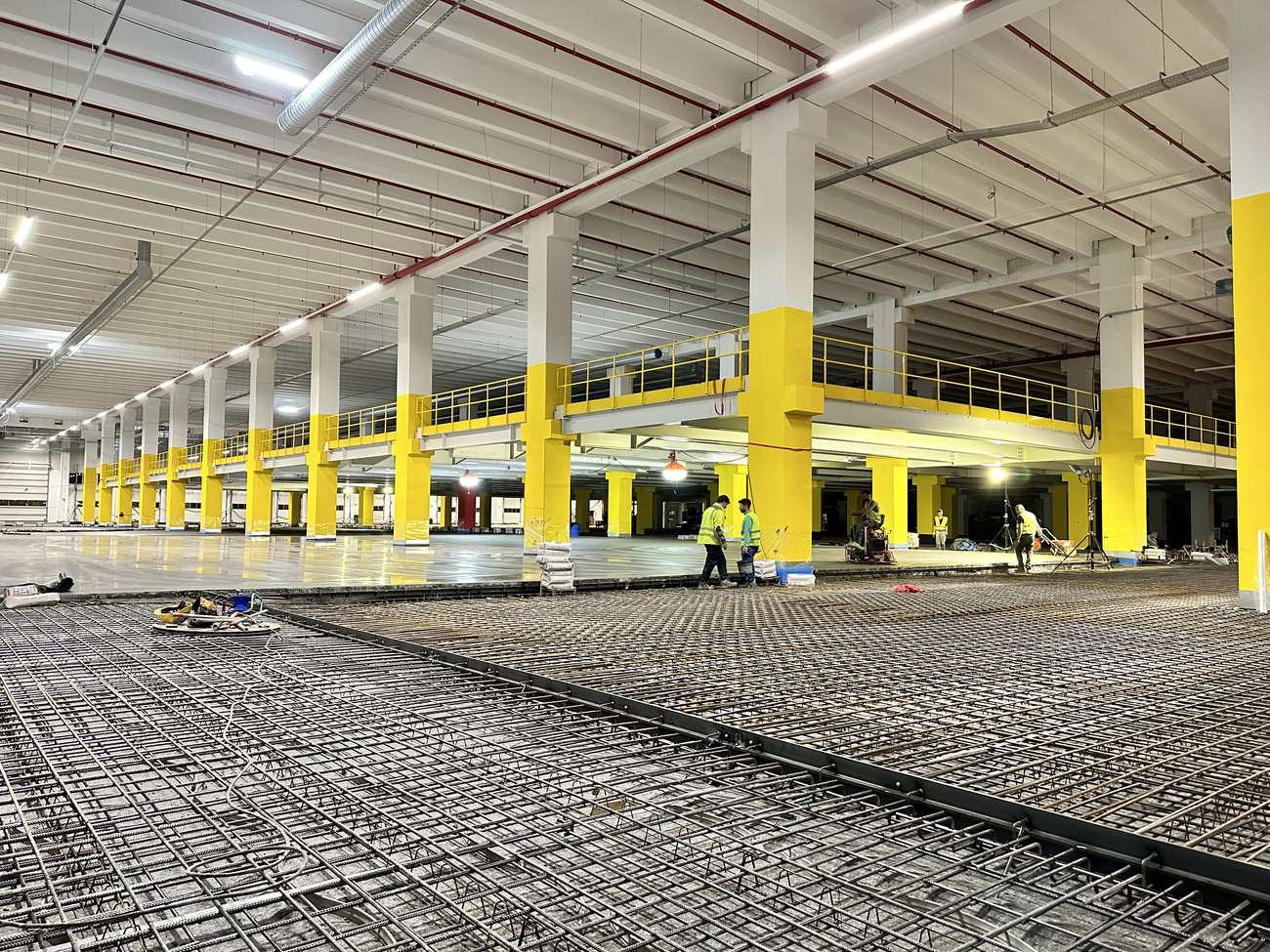 Großflächige Bewehrungslage einer Industriebodenplatte mit Einbaukolonne